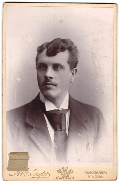 Fotografie A & G. Taylor, London, 153, Regent Street, Elegant gekleideter Herr
