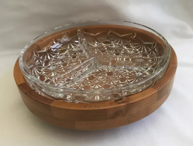 Indiana Glass dips/hors d’oeuvres dish in wooden tray, Daisy and Button pattern