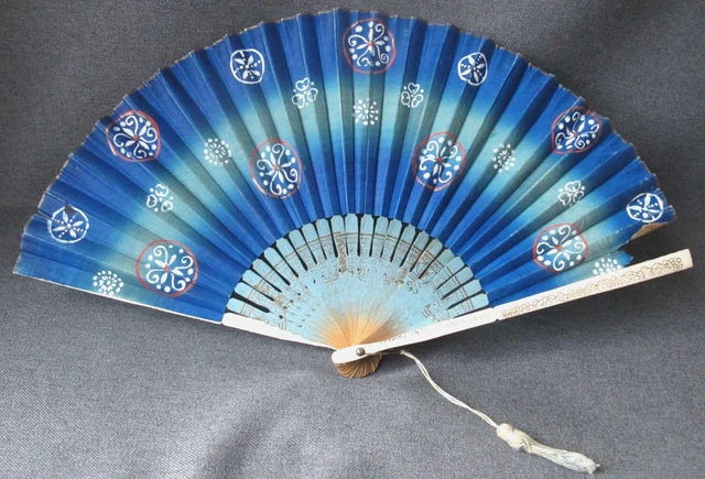 Antique paper & wood Broad Casting W.O.J. Mann's Raimbo Chicago adv hand fan