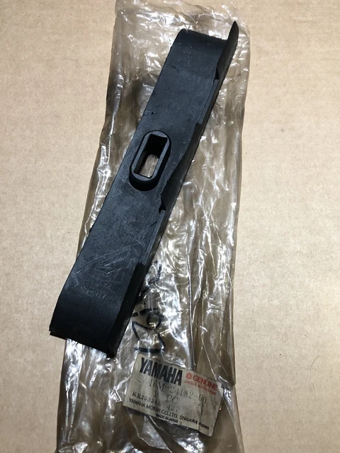 USA YAMAHA XS400R 1982-83 NOS OEM Fuel Tank Damper Locating Rubber, Rr