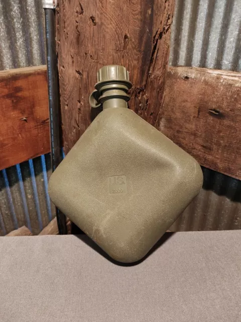 https://www.picclickimg.com/IqIAAOSwb2tljbnF/Vintage-Rubber-Water-Canteen-Screw-Top-Square-Camping.webp