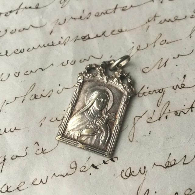 Pendentif Ancien En Métal Argenté Sainte Thérèse De L'enfant Jésus - Occasion, Style Vintage Breloque Ronde