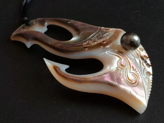Pendentif Hameçon En Nacre Gravée Avec Une Magnifique Perle De Tahiti De 8,9 Mm – Bijou Unique Et élégant
