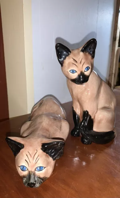 Two Vintage Siamese Cats Chocolate Point Ceramic Figurines Blue Eyes Mint Cond