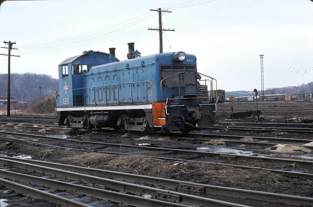 Boston & Maine (B&M) - NW2 - #1211 - Original 35mm Slide. (b)