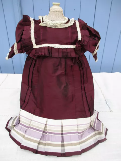 Jolie robe tissu soyeux et dentelle pour poupée ancienne