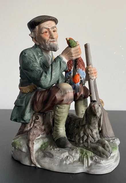 FIGURINE CHASSEUR ASSIS avec son chien et fusil en Biscuit Porcelaine