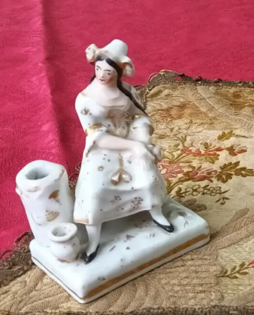 ancien encrier plumier en porcelaine vieux Paris jeune femme assise XIX ème