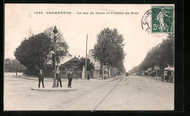 CPA Charenton, La rue de Paris et l´entrée du Bois