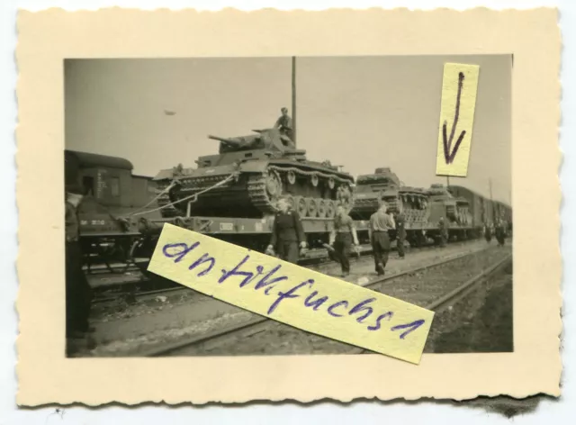 Foto - 3 :  Panzer vom Typ VK 2001 / 2 mit Schachtellaufwerk auf Eisenbahn  2.WK