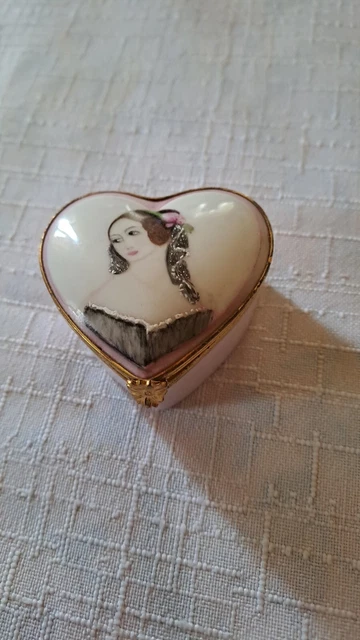 Boite A Pilule En Porcelaine De Limoge  En Forme De Coeur 2