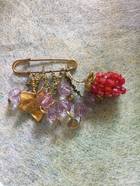 Belle Broche Vintage En Métal Doré - Motif Enfant Avec Panier De Cerises - Accessoire Chic Pour Manteau Ou Veste