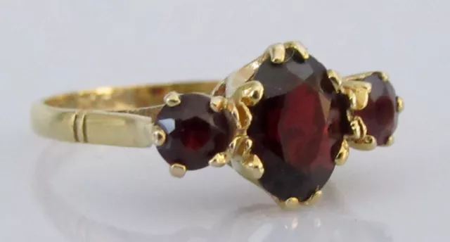 9ct Gold Ring - Vintage 9ct Yellow Gold Garnet 3 Stone Ring Size L