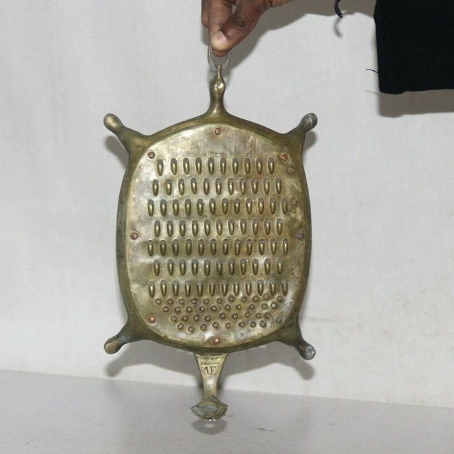 1940'S Viejo Latón Hecho a Mano Tortuga Forma Utensilios Rallador, Rico Pátina