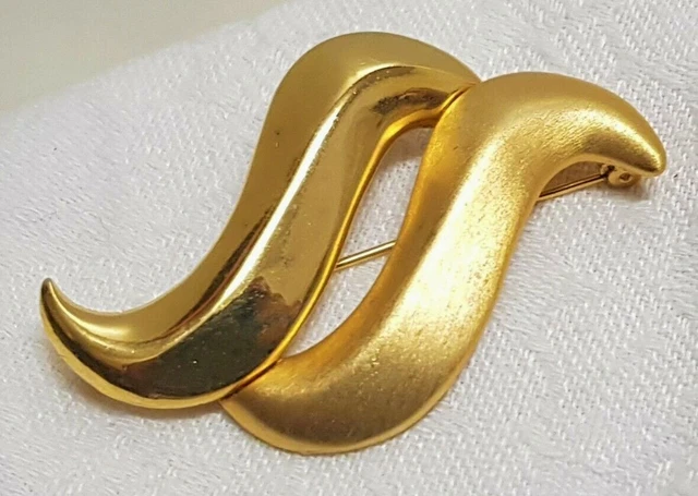 Broche Vintage Signée Monet En Métal Doré Ajouré - Occasion En Bon état
