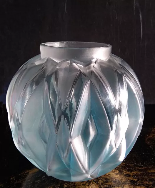 HUNEBELLE André Vase modèle Prisme verre blanc laiteux poli satiné art déco