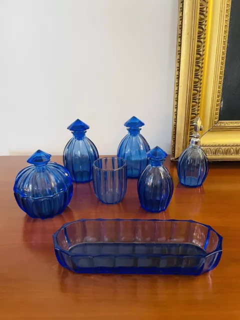 Garniture de toilette à flacons en verre bleu Cobalt et porte-savon 1970