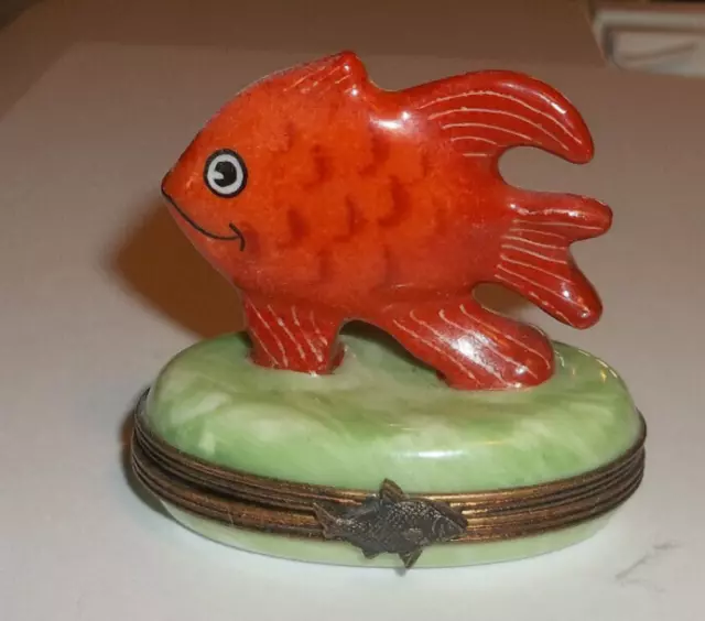 LIMOGES FRANCE HINGED PORCELAIN TRINKET BOX Goldfish Peint Main handpainted