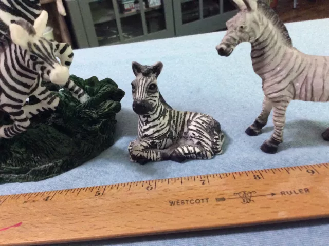 Lot of 3 resin zebra figurines collection. Middle Is A United Design. 3