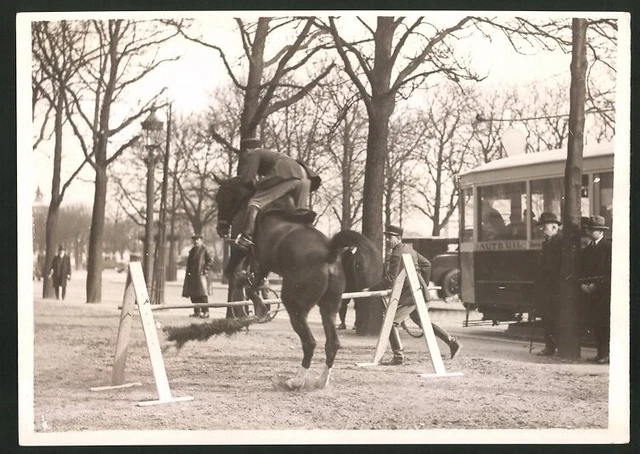 Photo  vue de Paris, Concours hippique im Bois de Boilogne, Offizier aus Saumur