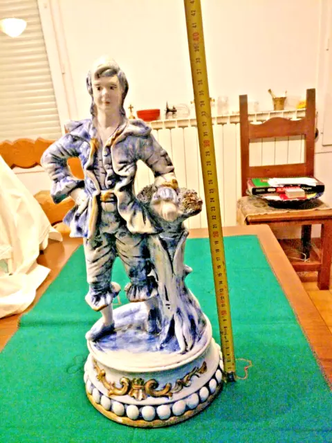 très grand sujet homme,   statue romantique porcelaine