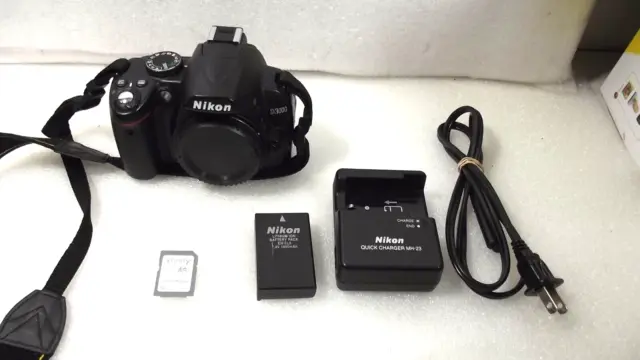 Nikon D5000 12.3MP, 2.7" Tilt/Swivel LCD DSLR Very good,LOW Shutter 16158