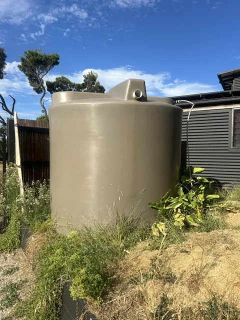 Round, Plastic rainwater tank. 2000 litres. Good Condition Nice and clean