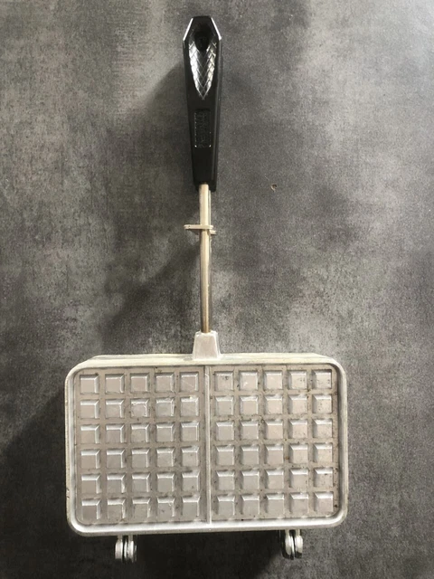 Moule à Gaufres Vintage L'ETOILE - Aluminium Et Bois - Années Indéterminées - Occasion