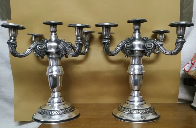 Pareja de antiguos candelabros bañados en plata