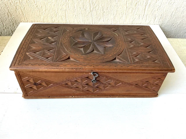 Décor Fleur De Lys En Bois Sculpté, époque 19ème Décor Fleur De Lys En Bois Sculpté, époque 19ème