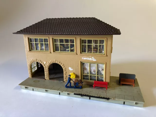 Faller 107 | Bahnhofsgebäude / Stellwerk | fertig gebaut | H0 / 1:87