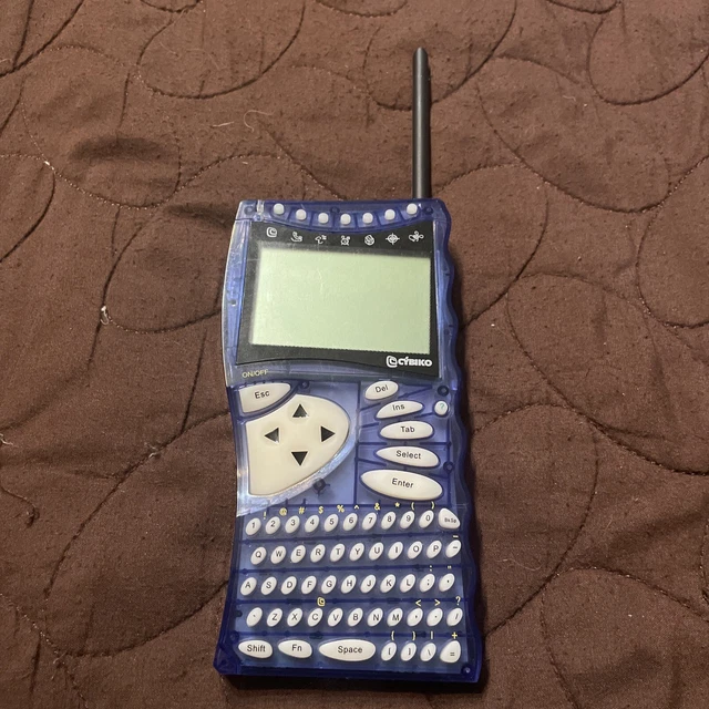 Cybiko CY6411 Wireless Inter-tainment System Display QWERTY Vintage PDA Untested