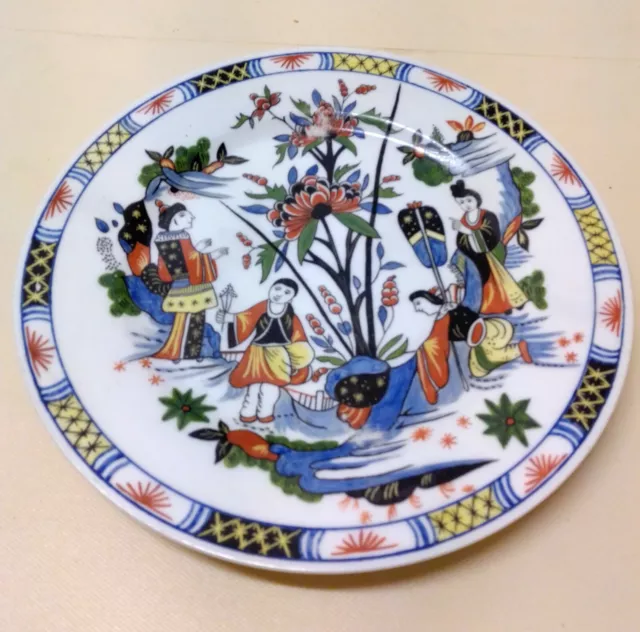 ASSIETTE EN PORCELAINE AU DECOR JAPONISANT DU XIXème siècle