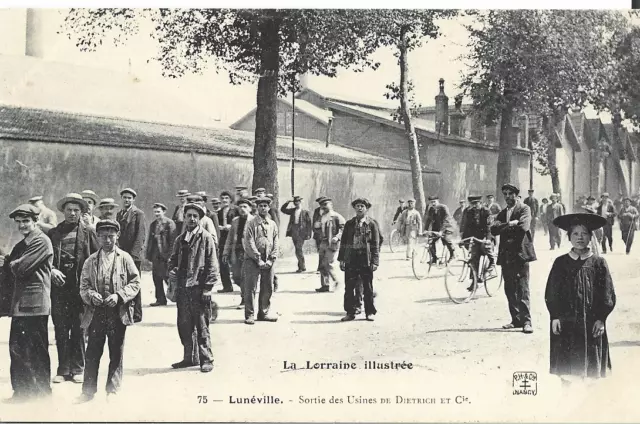 LUNEVILLE - Meurthe et Moselle - CPA 54 - la sortie des Usines De Dietrich & Cie