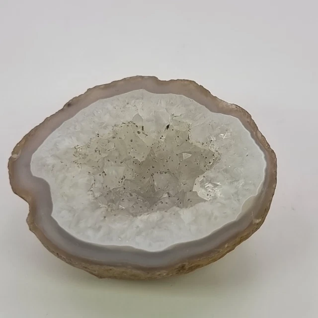 Schöne Achat Geode Druse mit glatt geschnittener Kante, 39*36*16mm - 24g Quarz