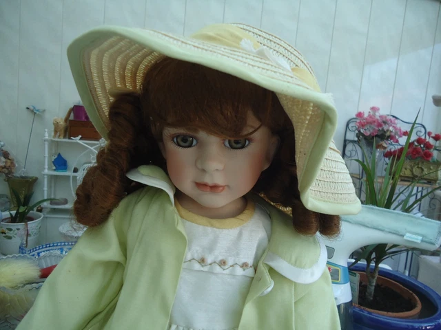 POUPEE PORCELAINE DE COLLECTION CARINE DANS