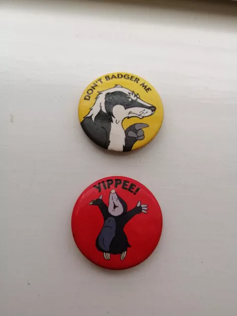 VINTAGE THE ANIMALS OF FARTHING WOOD BUTTON PIN BADGE BADGER & Mole RETRO KITSCH