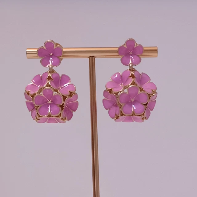 Boucles D'oreilles Pendantes Oscar De La Renta - Fleur émaillée Rose - Plaqué Or - Neuf Sans Emballage