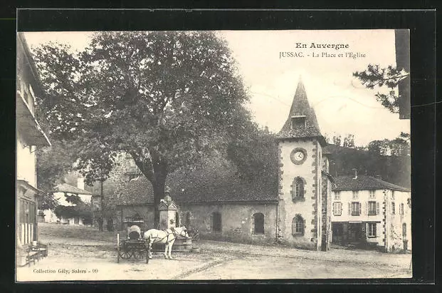 CPA Jussac, La Place et l´Eglise