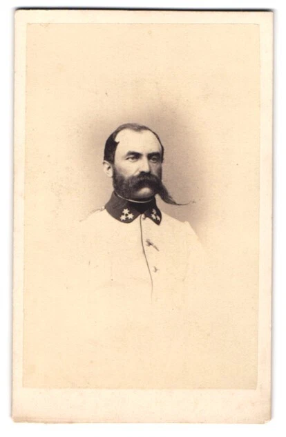 Fotografie Emil Rabending, Wien, K. K. Soldat mit drei Sternen in Uniform, Mous