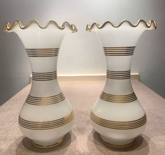 Paire de vases en opaline laiteuse décor de filets d'or XIXe