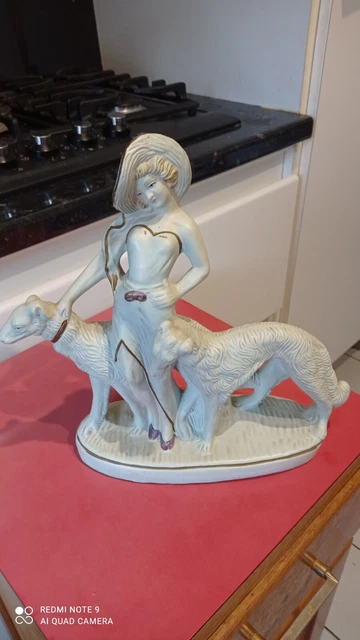 Femme aux lévriers style art déco vintage