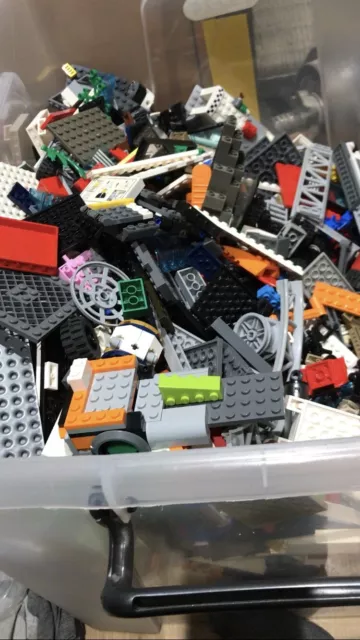 Genuine LEGO 1kg bundle - mixed bricks, parts and pieces +2 Lego Minifigures!