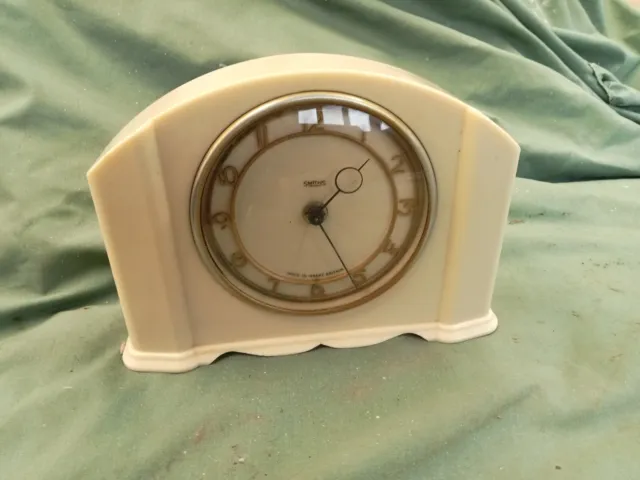 Vintage Smiths Cream Bakelite Mantle Clock.