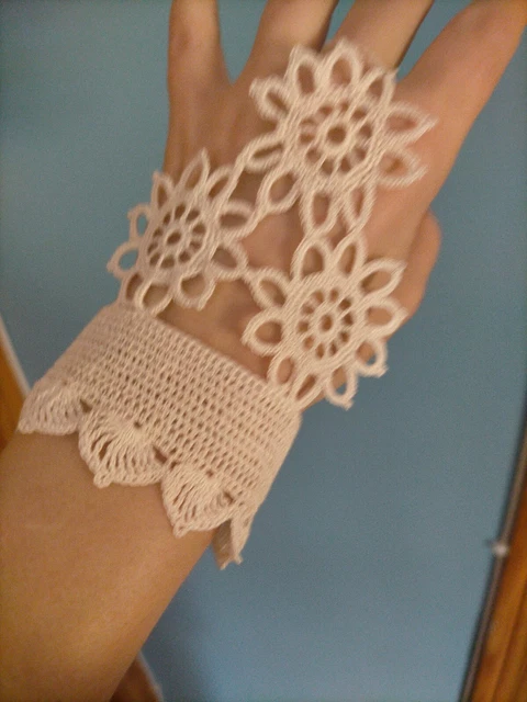 Guantes de novia. Hecho a mano en ganchillo blanco roto. Mira otros artículos.