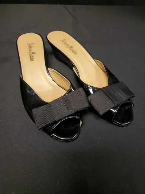 Neiman Marcus Black Patent Leather  Slip on Sandals With Bows SZ 7M