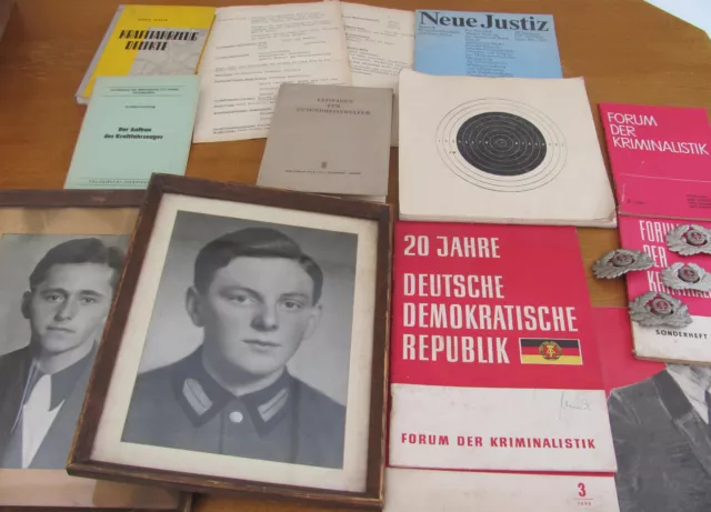 Konvolut DVP- Volkspolizei Kfz-Literatur, Mützenkokarden,Fotos, Zeitschiften usw