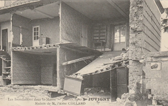 CPA 51 Les Inondations dans la Marne JUVIGNY Maison de M l'Abbé COLLARD