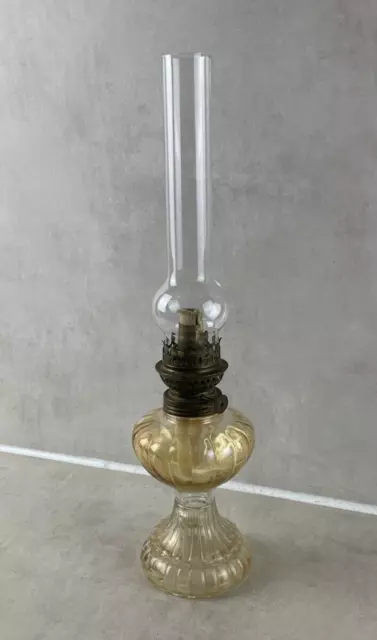 Jolie lampe à pétrole, huile en verre et laiton vintage XXe