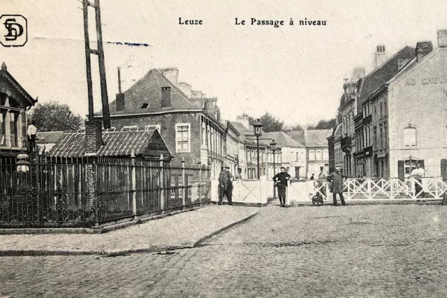 16901 Ak CPA Leuze La Passage À Niveau Postes Clôture Rue Maisons Lanternes